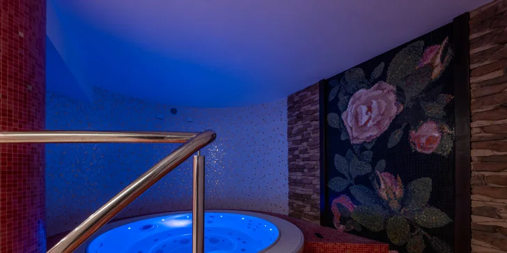 Těšte se na vířivku s teplou vodou a atmosférickým osvětlením – dokonalý relax po dni na horách.
