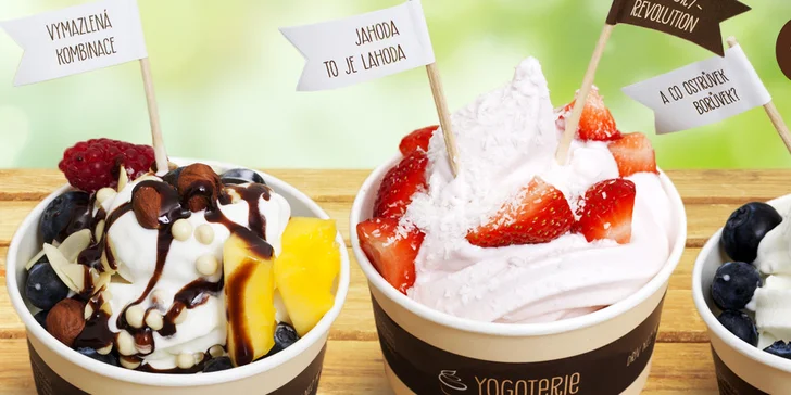 200 g Frozen Yogurtu s čerstvým ovocem a posypy dle vlastní fantazie