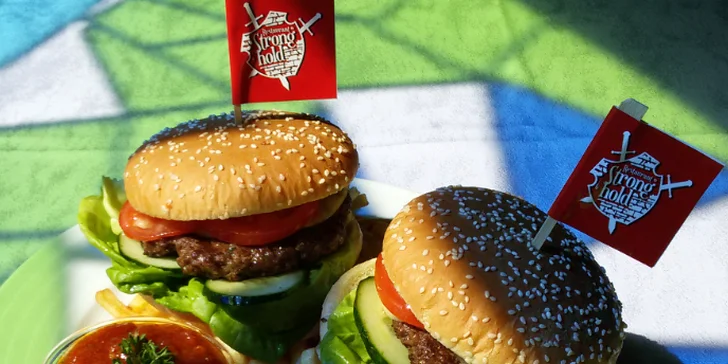 Dva naducané hamburgery, hranolky a jogurtový dresink