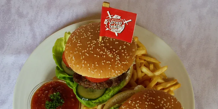 Dva naducané hamburgery, hranolky a jogurtový dresink