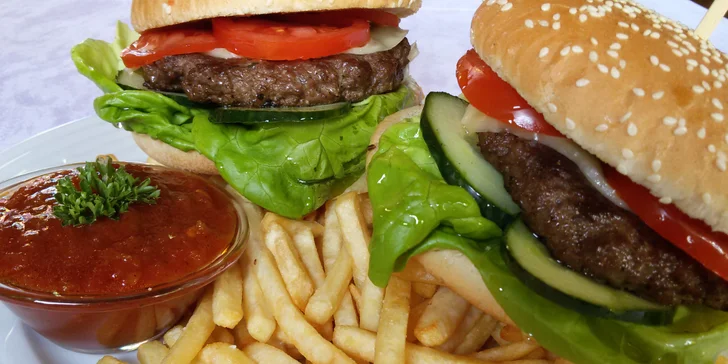 Dva naducané hamburgery, hranolky a jogurtový dresink