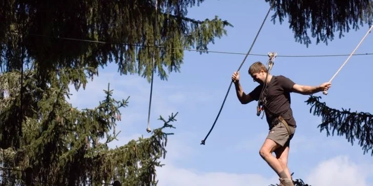 Adrenalin v lanovém centru pro jednotlivce i rodiny s možností grilování