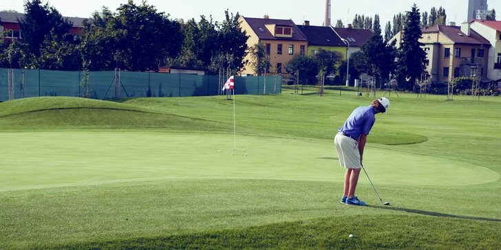 Den na golfu pro 2 osoby včetně holí, míčků a lekce trenéra