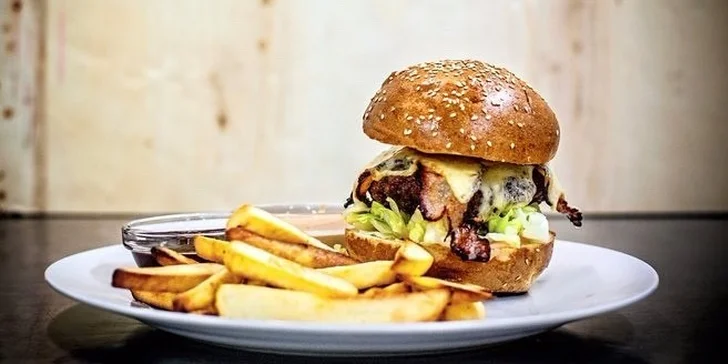 „Slušnej“ 180g burger s hranolky