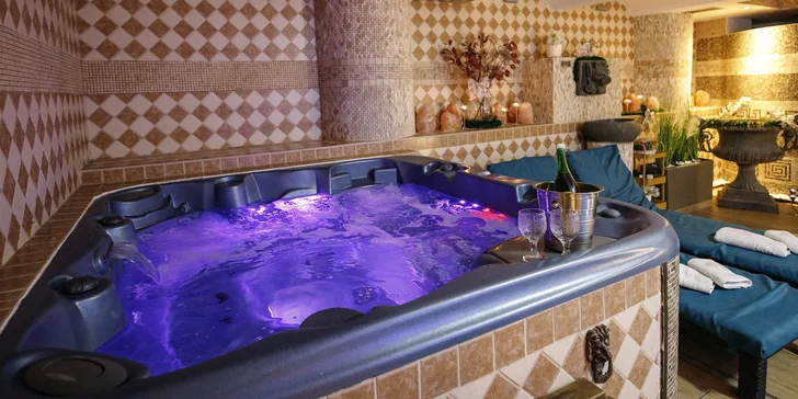 Privátní vířivka na hodinu či wellness na dvě hodiny i s láhví vína pro dva