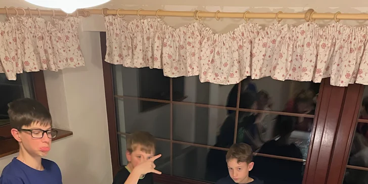Nechybí společenská místnost s kachlovými kamny a televizí. Je zde také dětský bar.