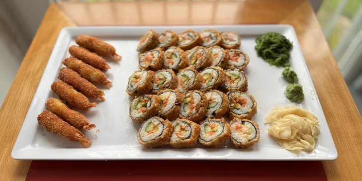 Samozřejmostí je i wakame salát, wasabi a zázvor. 