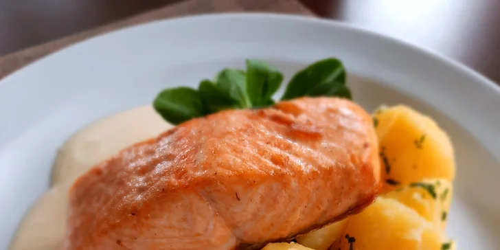 Hlavní chod bude tato krása – grilovaný steak z čerstvého norského lososa na citronové smetanové omáčce s vařenými brambory. 