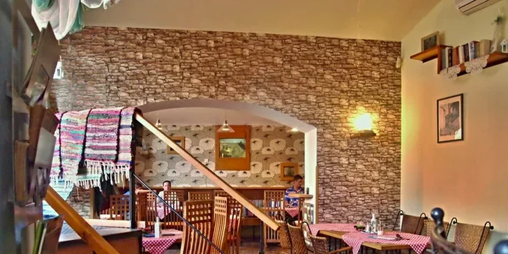 Dva šťavnaté balkánské hovězí burgery s domácími hranolky