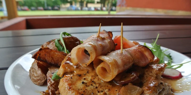 Dva 200g steaky dle výběru s přílohami v restauraci Čertovka