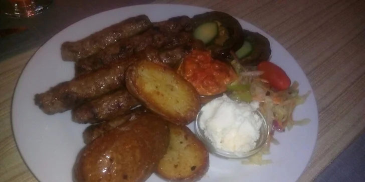 Čevabčiči v balkánské restauraci Skopje pro 2 osoby