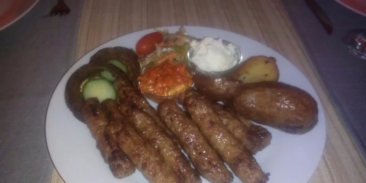 Čevabčiči v balkánské restauraci Skopje pro 2 osoby