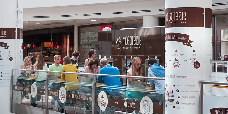 200 g Frozen Yogurtu s čerstvým ovocem a posypy dle vlastní fantazie