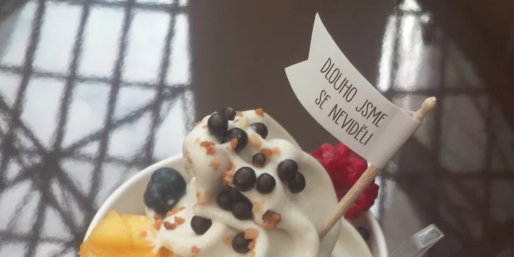 Frozen yogurt chutná i v zimě: 200g porce s ovocem a posypy podle fantazie