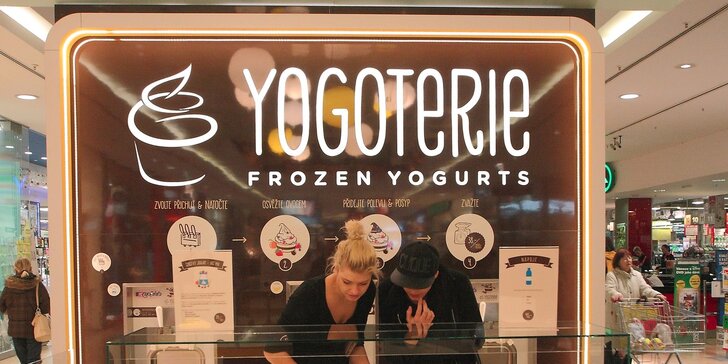 200 g Frozen Yogurtu s čerstvým ovocem a posypy dle vaší fantazie