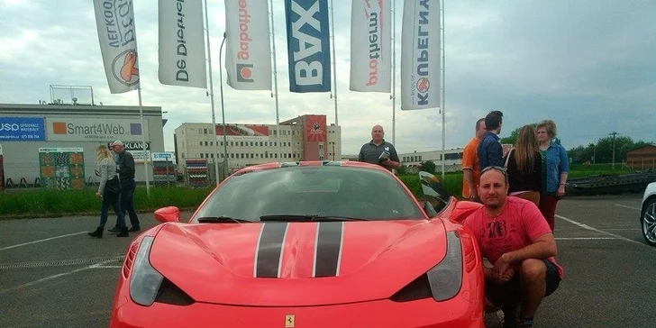 Až 30minutová projížďka ve Ferrari nebo Lamborghini