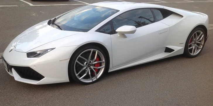 Až 30minutová projížďka ve Ferrari nebo Lamborghini