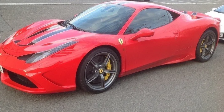 Až 30minutová projížďka ve Ferrari nebo Lamborghini
