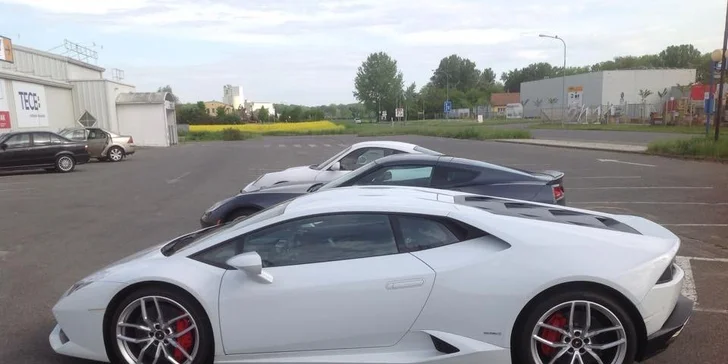 Až 30minutová projížďka ve Ferrari nebo Lamborghini