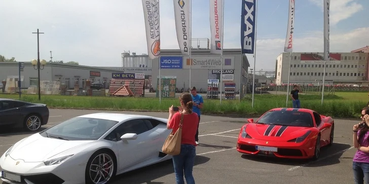 Až 30minutová projížďka ve Ferrari nebo Lamborghini