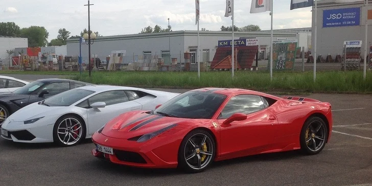 Až 30minutová projížďka ve Ferrari nebo Lamborghini