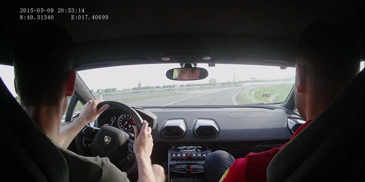 Až 30minutová projížďka ve Ferrari nebo Lamborghini