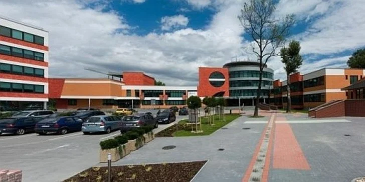 Zvětšení poprsí pomocí implantátů na klinice Victoria Regia