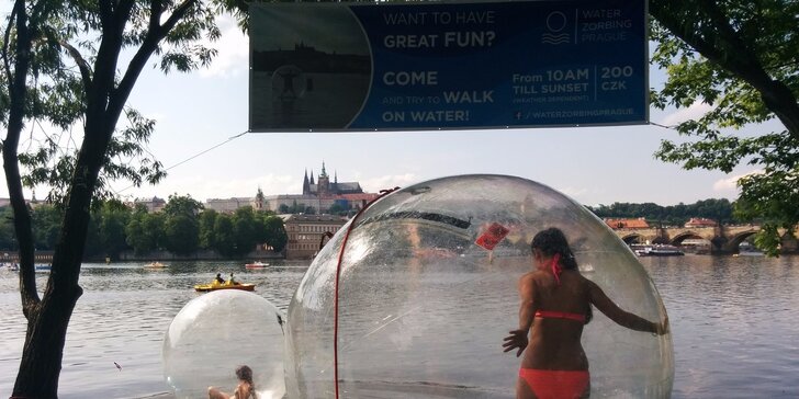 Zábavný Water zorbing na vodě – proběhněte se po Vltavě v kouli