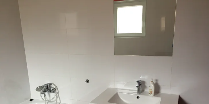 V apartmánu najdete i dvě koupelny – jednu s vanou, druhou se sprchou.