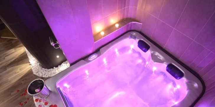 Sauna a vířivka jsou na 2 hodiny jenom vaše: privátní wellness pro 2-4 osoby