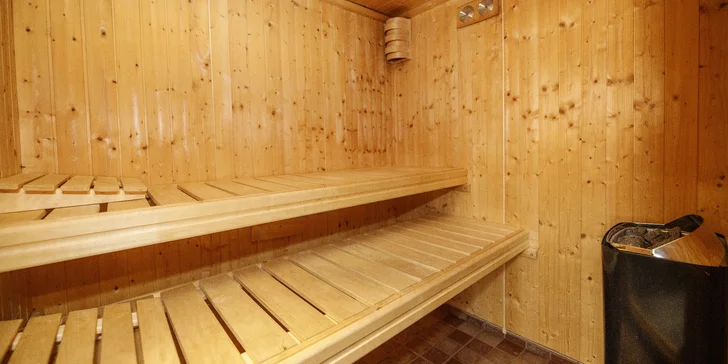 Ve wellness jsou sauny a vířivka. 