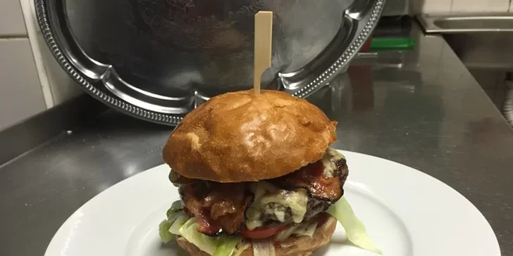 Dva poctivé cheeseburgery s hranolky v restauraci U Zlaté Cihly