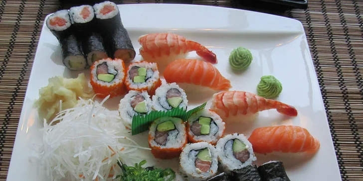 Čerstvé kousky sushi s mořskými řasami a salátem