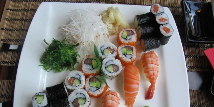 Čerstvé kousky sushi s mořskými řasami a salátem