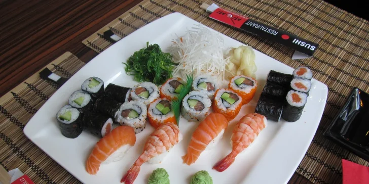 Čerstvé kousky sushi s mořskými řasami a salátem