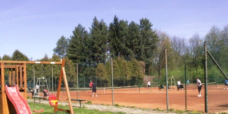 Hodinový pronájem venkovního tenisového kurtu