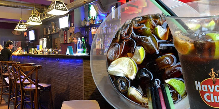 Pobavte se s přáteli: Maxi kyblík nebo dva drinky Cuba Libre v baru Výloha