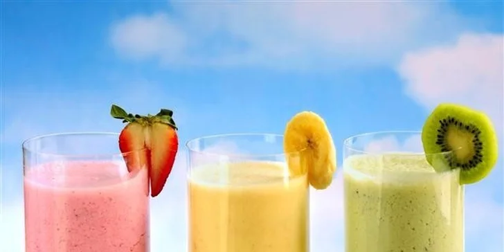 2x smoothie z čerstvého ovoce v kavárně TakeYourTime