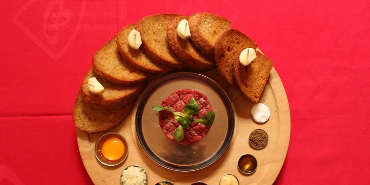 Tatarák 300 g a 15 topinek v restauraci U Básníka pánve