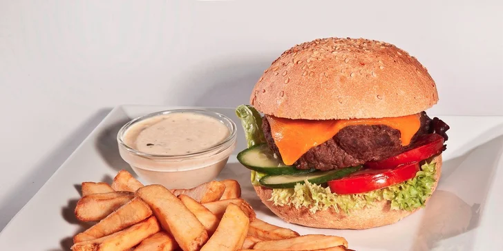 Vynikající burger dle výběru s hranolky v Ka-Varně