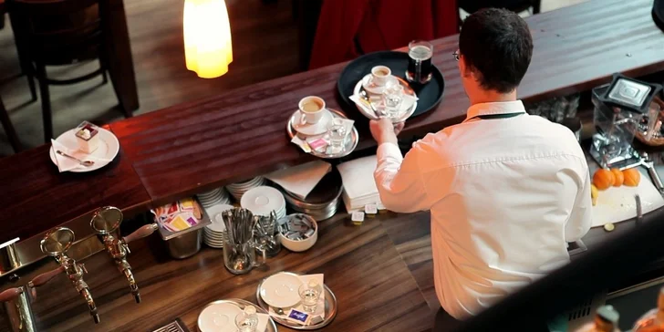 Vynikající burger dle výběru s hranolky v Ka-Varně