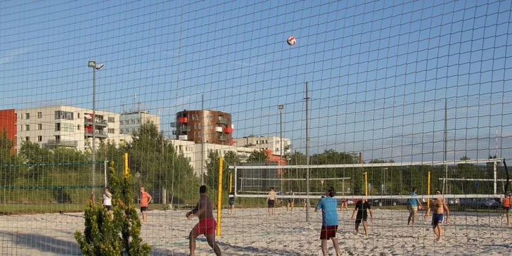 Podzimní zábava s osmnácti jamkami: minigolfové hřiště v Modřanech pro malé i velké
