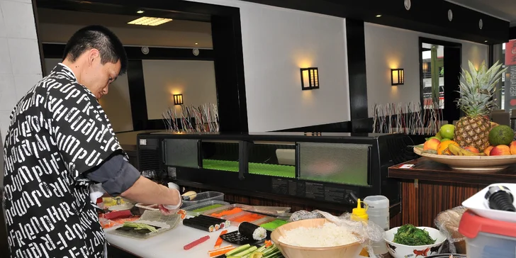 Rolky vám z čerstvých surovin připraví zručný sushi mistr.