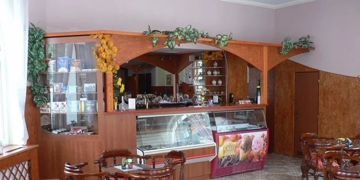 Vynikající zmrzlinový pohár a k němu espresso a minerálka