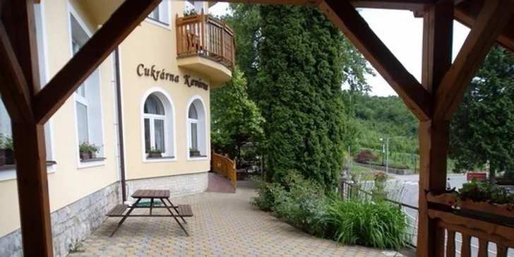 Vynikající zmrzlinový pohár a k němu espresso a minerálka