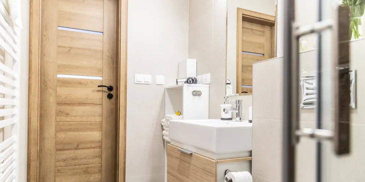 Samozrejme nechýba ani vlastná kúpeľňa so sprchovým kútom, toaletou a fénom na vlasy  (na fotke apartmán MEZONET).