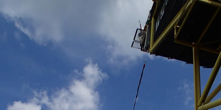 Zažijte dobrodružství: bungee jumping z televizní věže či jeřábu
