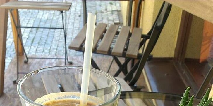 Dvě kávy a dva dezerty v kavárně Gold angel´s cafe