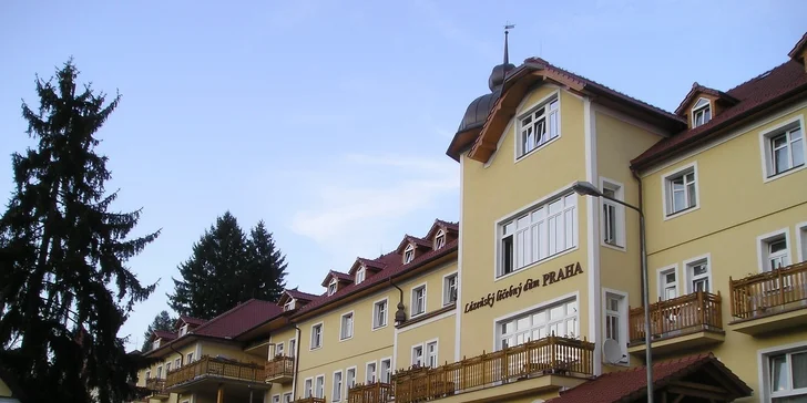 Vynikající zmrzlinový pohár a k němu espresso a minerálka