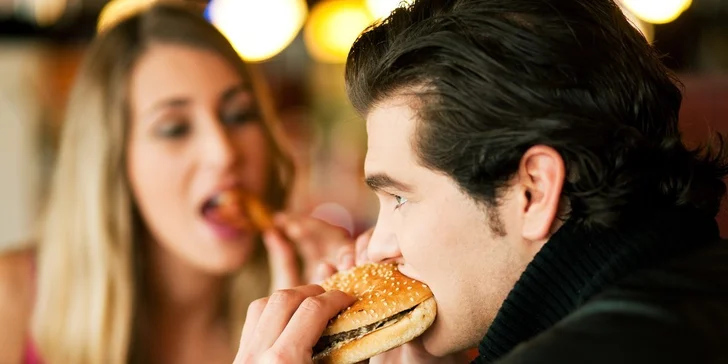 2 domácí burgery se steakovými hranolky v Kometa Pubu